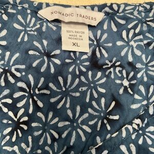 Floral Gauzy Blue Women's Top. Cap sleeves. Dainty front tie w wood beads. XL.